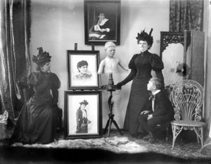 Hannah Maynard og barnebarnet Maynard MacDonald, han er også statuen, ca. 1895 (bw-bilde)