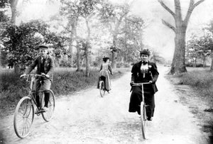 Maynard MacDonald og hans bestemor, Hannah Maynard, sykler i Beacon Hill Park, Victoria, ca. 1895 (bw-bilde)