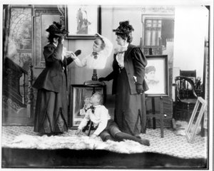 Multieksponering av Hannah Hatherly Maynard og hennes barnebarn Maynard McDonald, ca. 1893 (bw-bilde)