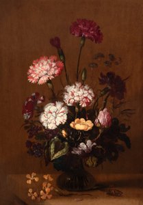 Et stilleben av nelliker, roser og cyclamen i en glassvase på en steinhylle med en gresshoppe