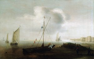 En fiskebåt, med nederlandsk flagg, seiler nedover, nær kysten, en figur på båten, iført en gul regnfrakk, manipulerer seilet. av Hans Goderis