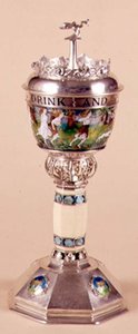 Kjærlig kopp og deksel, påført ornament med elfenbenstilk, ca. 1905-09 (sølv og emalje) av Harold Stabler