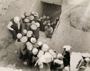 Lukking av Tutankhamons grav, Kongenes dal, februar 1923 (gelatinsølvtrykk)