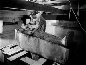Oppdagelse av graven til farao Tutankhamon i Kongenes dal (Egypt): i gravkammer, Howard Carter som arbeider på lokket til den andre kisten, oktober 1925, foto av Harry Burton (s1568)