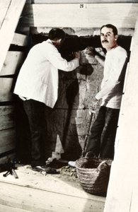 Howard Carter og en kollega graver ut en grav i Kongenes dal, Egypt, 1922