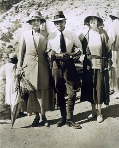 L til R: Lady Somerleyton, oberst Watson Pasha og Hon. Lady Alexander ved graven til Tutankhamun, Kongenes dal