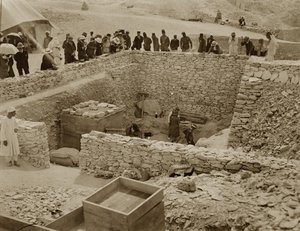 Lord Carnarvon (1866-1923) Lady Evelyn Herbert og Howard Carter (1873-1939) ved Tutankhamons grav, Kongenes dal (gelatinsølvtrykk)
