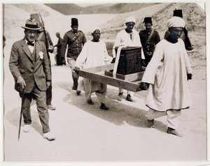 Fjerning av den forgylte helligdommen fra Tutankhamons grav, Kongenes dal (gelatinsølvtrykk)