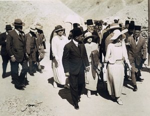 Dronningen av belgierne (i midten) Lord Allenby (ytterst til venstre) og Lady Allenby nærmer seg inngangen til Tutankhamons grav, Kongenes dal