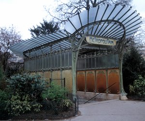 En munning av metrostasjon laget av Hector Guimard (1867-1942), Paris. Det 20. århundre