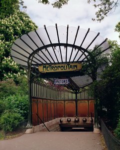 Inngang til Metro Porte Dauphine, designet av Hector Guimard (1867-1942)