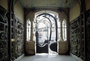 utsikt over inngangsporten til Castel Beranger som ligger på 14, rue de la Fontaine i det 16. arrondissementet i Paris (bilde) av Hector Guimard