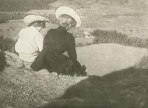 Fields in Birgitz (Hans og Mary sittende), ca. 1908 (gummi bikromattrykk)
