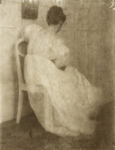 Mary Warner på en hvit stol, ca. 1910 (gummi bikromat over platinatrykk)