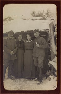 Første verdenskrig: 'Ukraina i årene 1914-1916 under invasjonen av den tyske hæren. Portrett av gruppe (s/hvitt bilde) av Heldenfriedhof Dsessentniki (attr. to)