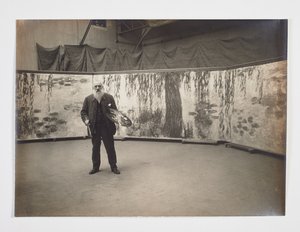 Claude Monet med sin palett foran verket «Les nymphéas» av Henri (attr. to) Manuel