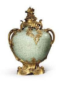 En av et par vaser og deksler i Louis XV-stil, fester datert 1883, porselen sent på 1700- og begynnelsen av det nittende århundre (ormolu-montert kinesisk celadonporselen) av Henri Dasson