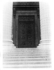 Utsikt over døren til La Madeleine som består av åtte relieffpaneler som viser dekalogen og scener fra Det gamle testamente (bronse) av Henri Joseph Francois de, baron Triqueti