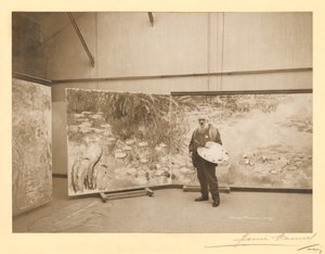 Claude Monet (1840-1926) foran sine malerier 'The Waterlilies', i atelieret hans i Giverny