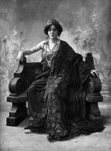Den franske sopranen Suzanne Brohly som Clytemnestre i operaen "Iphigenie en Aulide", Paris, foto av Henri Manuel fra den franske avisen "Le Theatre" april 1908 av Henri Manuel