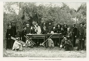 Avhør av pirater. Gravering av Thiriat, etter et fotografi, for å illustrere historien Trente mois au Tonkin i 1884, av Doctor Hocquard, i le tour du monde 1889, regissert av Edouard Charton (1807-1890), Hachette, Paris. av Henri Thiriat