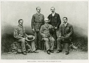 Portrett av Henry Morton Stanley (John Rowlands 1841-1904) omgir hans offiserer fra venstre: Dr. Thomas Heazle Parke (1857-93), Robert H. Nelson, William G. Stairs og Arthur J. M. Jephson. Gravering av Thiriat, for å illustrere historien Dans les tenebr av Henri Thiriat