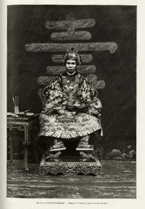 Portrett av kong Dong Khanh (1864-1889) keiser av Annam, i seremoniell drakt. Gravering av Thiriat, for å illustrere historien "" Trente mois au Tonkin"" av Dr. Charles Edouard Hocquard (1853-1911), i 1885, i Le tour du monde, nouveau journal des voyages