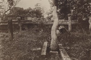 Ruined Cities of Ceylon: Curious Rounded Column and Ruins (b/w photo)   1400799   no       norwegian Successfully Translated  Original: Juanito Apiñani in de arena van Madrid Ligereza y atrevimiento de Juanito Apiñani en la de Madrid Stierengevechten (seri