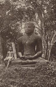 Ceylons ruinerte byer: Monolittisk Buddha-statue (s/hvitt-bilde)
