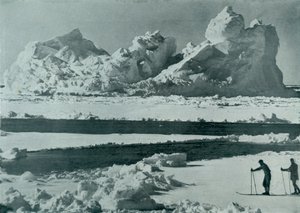 A Berg Breaking Up in the Pack, c19101913, 1913 av Herbert Ponting