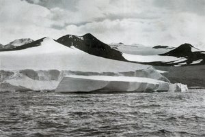 En Bergkalving fra en isbre ved Cape Crozier, c1911, 1913 av Herbert Ponting