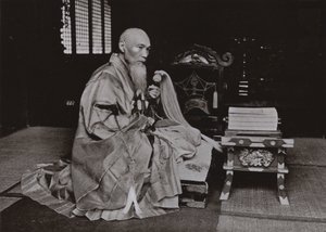 En buddhistisk abbed (s/hvitt bilde) av Herbert Ponting
