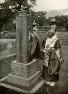 En buddhistisk prest og bønnhjul, 1910. av Herbert Ponting