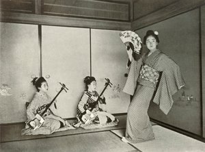 En geisha danser, 1910. av Herbert Ponting