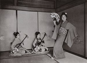 En geisha som danser (s/hv-bilde) av Herbert Ponting