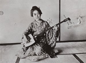 En Geisha som spiller Samisen (s/hvitt bilde) av Herbert Ponting