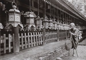 En pilegrim ved Kasuga-tempelet, Nara (s/hvitt-bilde) av Herbert Ponting