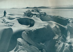 En trykkrygg i sjøisen som løper mot Cape Barne, 1911, 1913 av Herbert Ponting