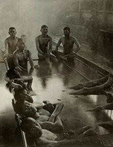 Et offentlig bad i Kanawa, 1910. av Herbert Ponting