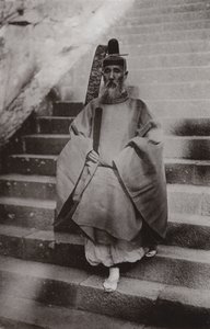 En Shinto-prest (s/hvitt-bilde) av Herbert Ponting
