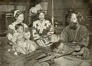 Ainu mann og kvinner hjemme, 1910. av Herbert Ponting
