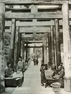 An Avenue of Torii ved Inari, 1910. av Herbert Ponting