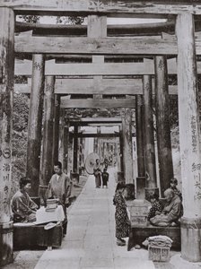 An Avenue of Torii ved Inari Temple (s/hv-bilde) av Herbert Ponting