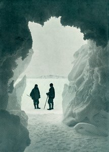En isgrotte - Teltøy i avstand Kaptein Scott og Wright, c1911, 1913 av Herbert Ponting