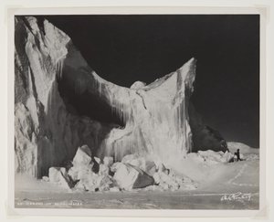 Et isfjell i midtsommer, (bromidtrykk) av Herbert Ponting