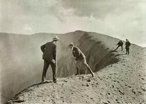 Ved Craters Brink, Asama-Yama, 1910. av Herbert Ponting
