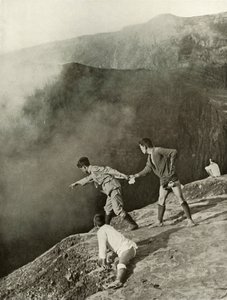 Ved Craters Brink, Aso-San, 1910. av Herbert Ponting