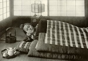 Sengetid i Japan, 1910. av Herbert Ponting
