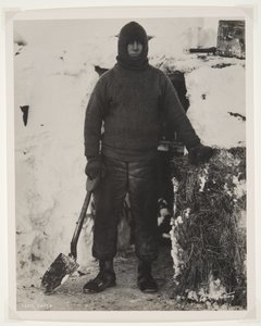 Kaptein Oates under Terra Nova-ekspedisjonen (1910-13) til Sydpolen (bromidtrykk) av Herbert Ponting
