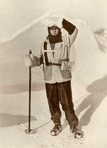 Kaptein Scott med lommeboken som han bar sine akejournaler i, c1910-1911, 1913 av Herbert Ponting